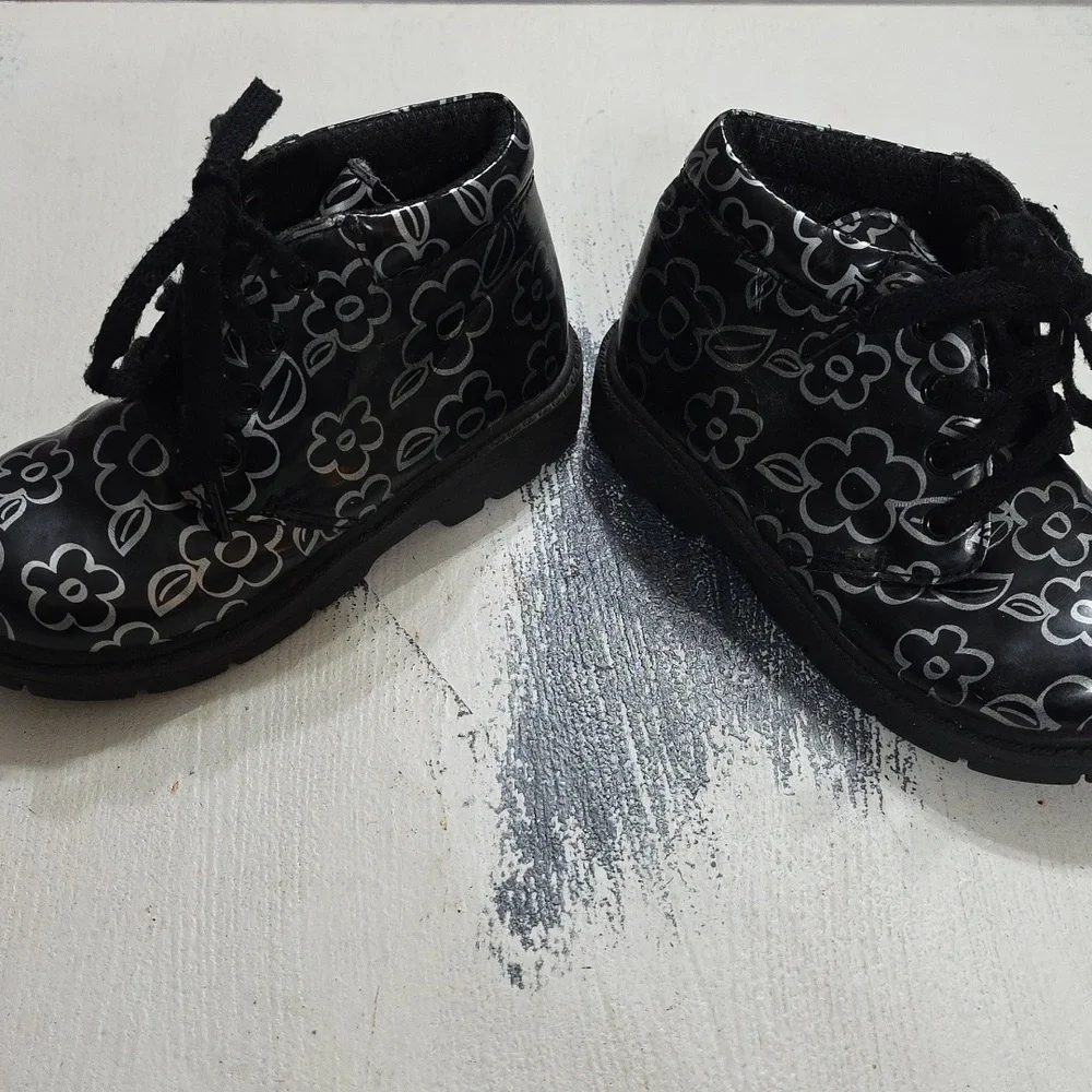 Stride Rite Girl's Chuckka Annkle Boor‎ Laces Black/Silver Floral Boots Sz 9 GUC